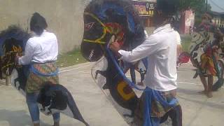 kuda kepang PUTRA PENDAWA medan johor. hp.082161507302.pak nuar.bersedia di tanggap buat acara dll.