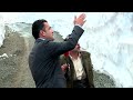 زیاتر لە 5 مەتر بەفر کەڵەکە بووە، ببینە چۆن پێوانەی دەکەن