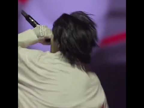 يونغي اطلق من يبلل نفسه على المسرح ويتحمس      