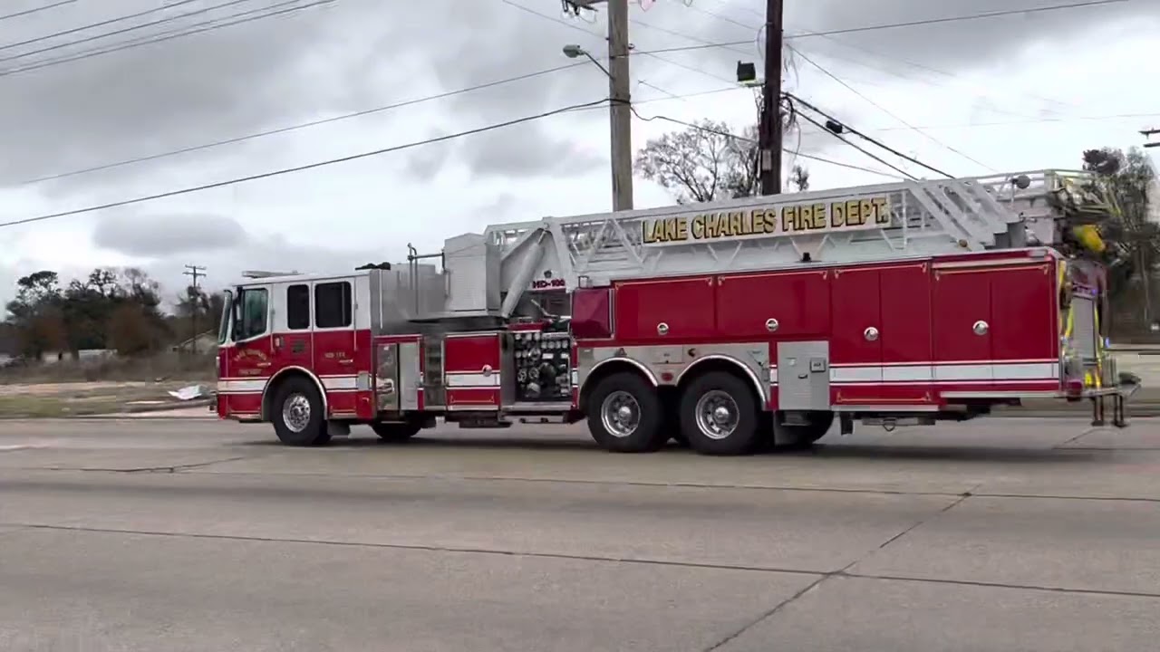 Lake Charles Fire Dept. Louisiana Ladder#2 en-route to a call, Lots of Horn action in Intersection