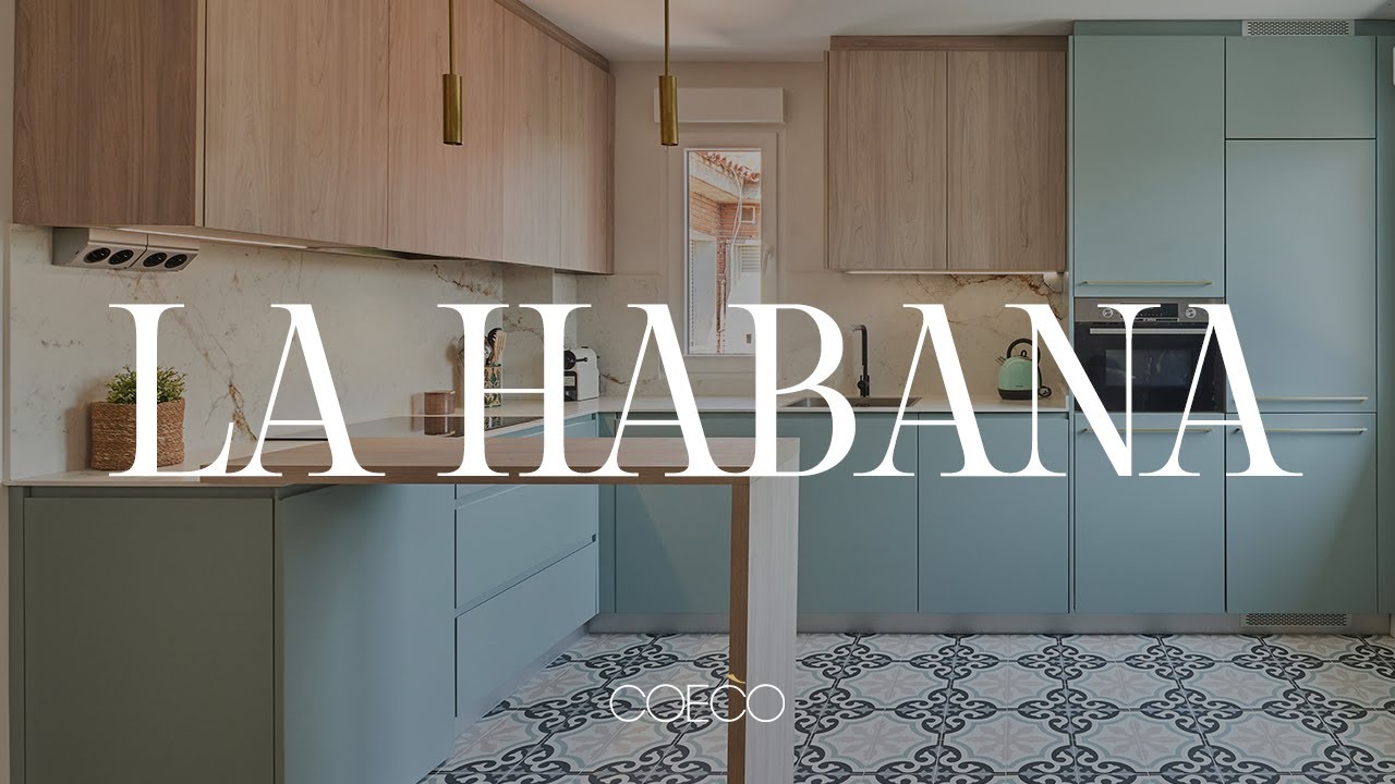 Cocina en L en color azul y madera