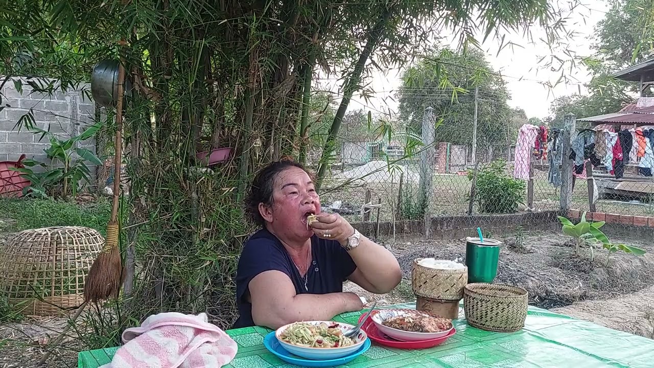 คริบนี้แม่หมอนกินข้าวทังน้ำตาเสัยใจคนที่เว้าให้ลูกหลานแม่หมอนมากาบขอโทดขออภัยหลายๆเด้อยุดใด้แล้ว