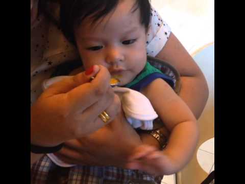 JCDJ - Jakobs 1st solid food