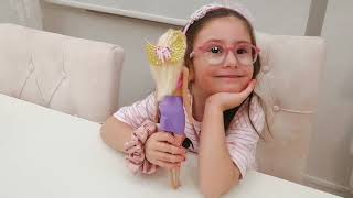 Nil Barbienin Saçlarını Örüyor - Nil Braids Barbies Hair - جدائل شعر باربي