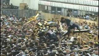 平成13年 三社祭 荒れる宮出し - YouTube