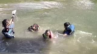 Los 3 mojados saltando y nadando al lago lago