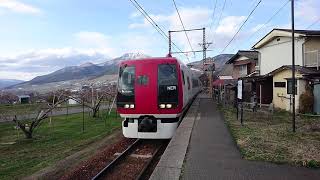 高社山が見える上条駅を通過する、長野電鉄2100系「スノーモンキー」。