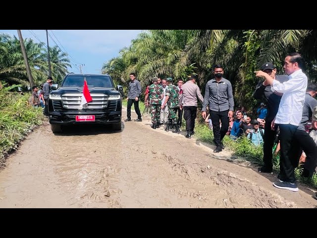 Presiden Jokowi Tinjau Ruas Jalan Gunting Saga, Labuhanbatu Utara, 17 Mei 2023 class=