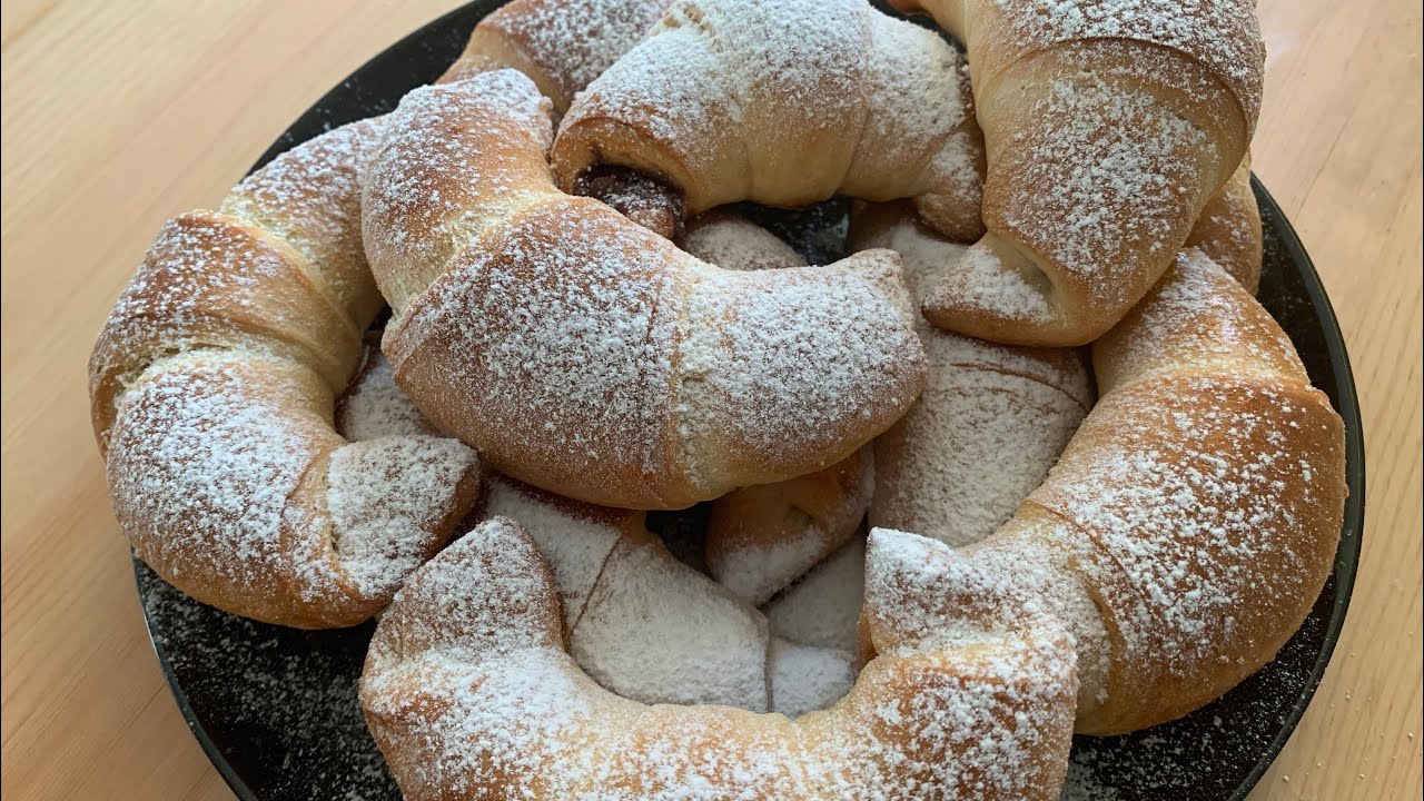 Reteta cornuri cu ciocolata de casa, foarte pufoase si delicioase - YouTube