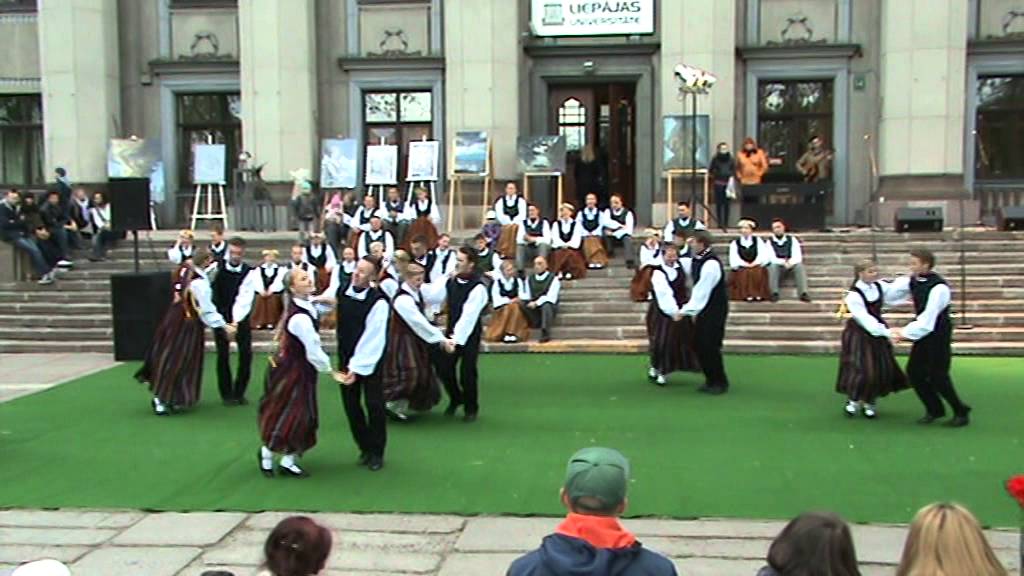 Viņš bučojis man. Ne silts, ne auksts