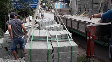 Cần cẩu UNIC 330 , cẩu gạch không nung xuống đất để xây nhà.