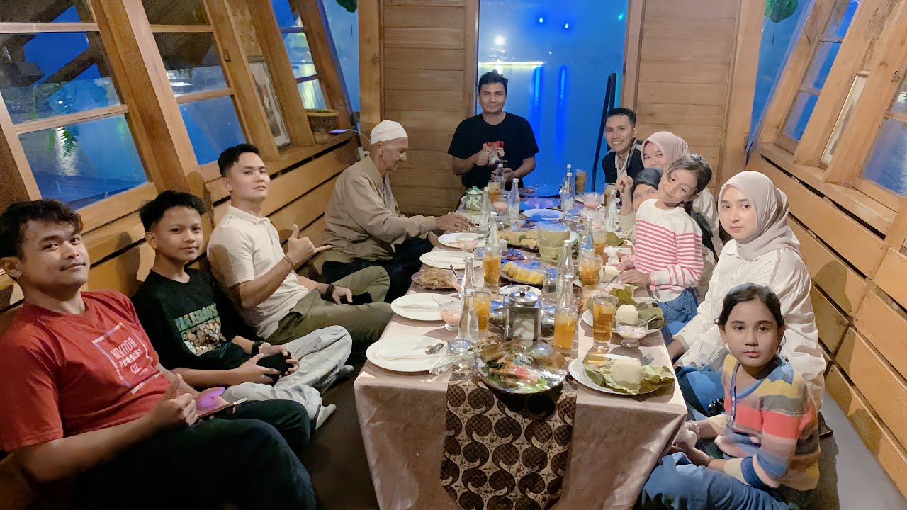 KESERUAN FAREL PRAYOGA BUKBER & SAHUR BARENG KELUARGA OM RAIS DI DUSUN BAMBU BANDUNG
