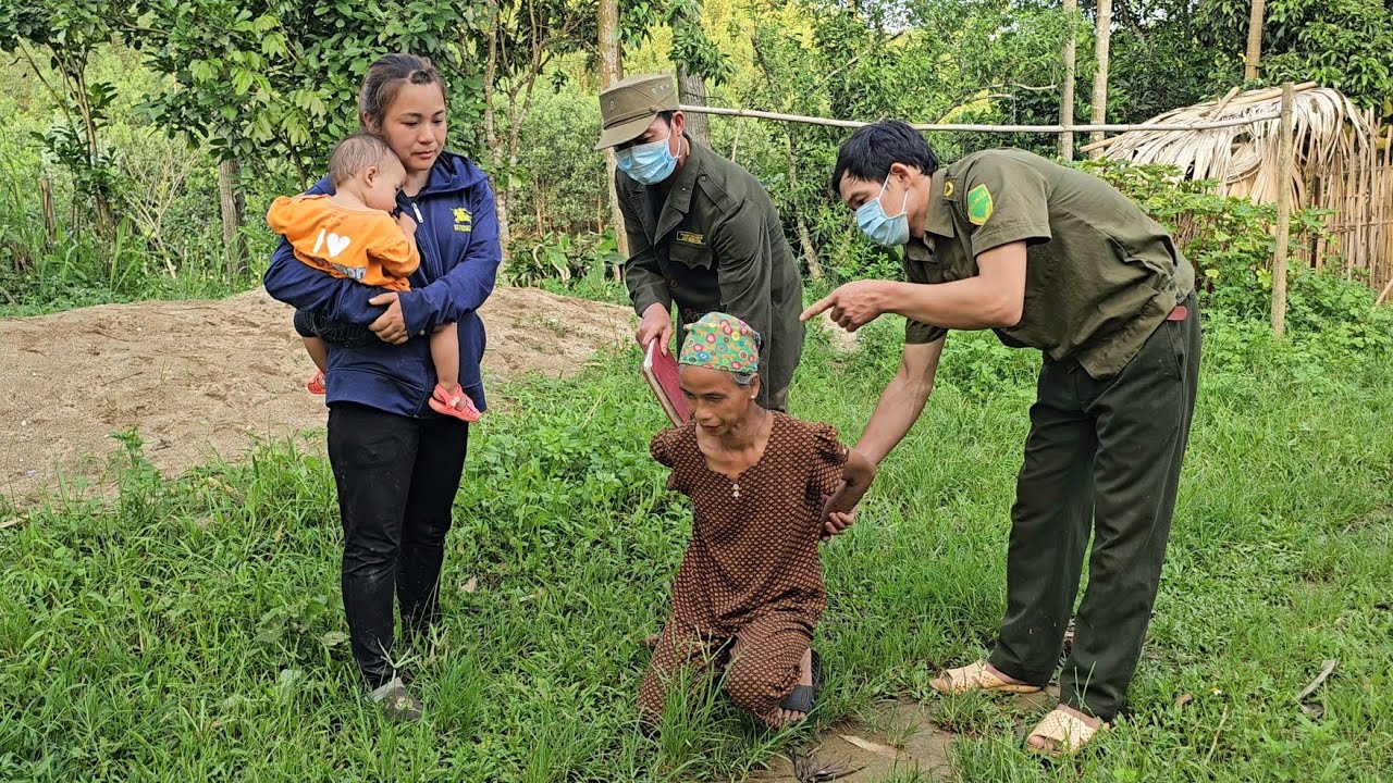 A single mother and daughter live under a bridge - helping the old man reunite with his family