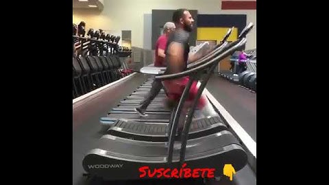 El hombre más rápido corriendo en la cinta de correr a 40km /h 🤯 #shorts