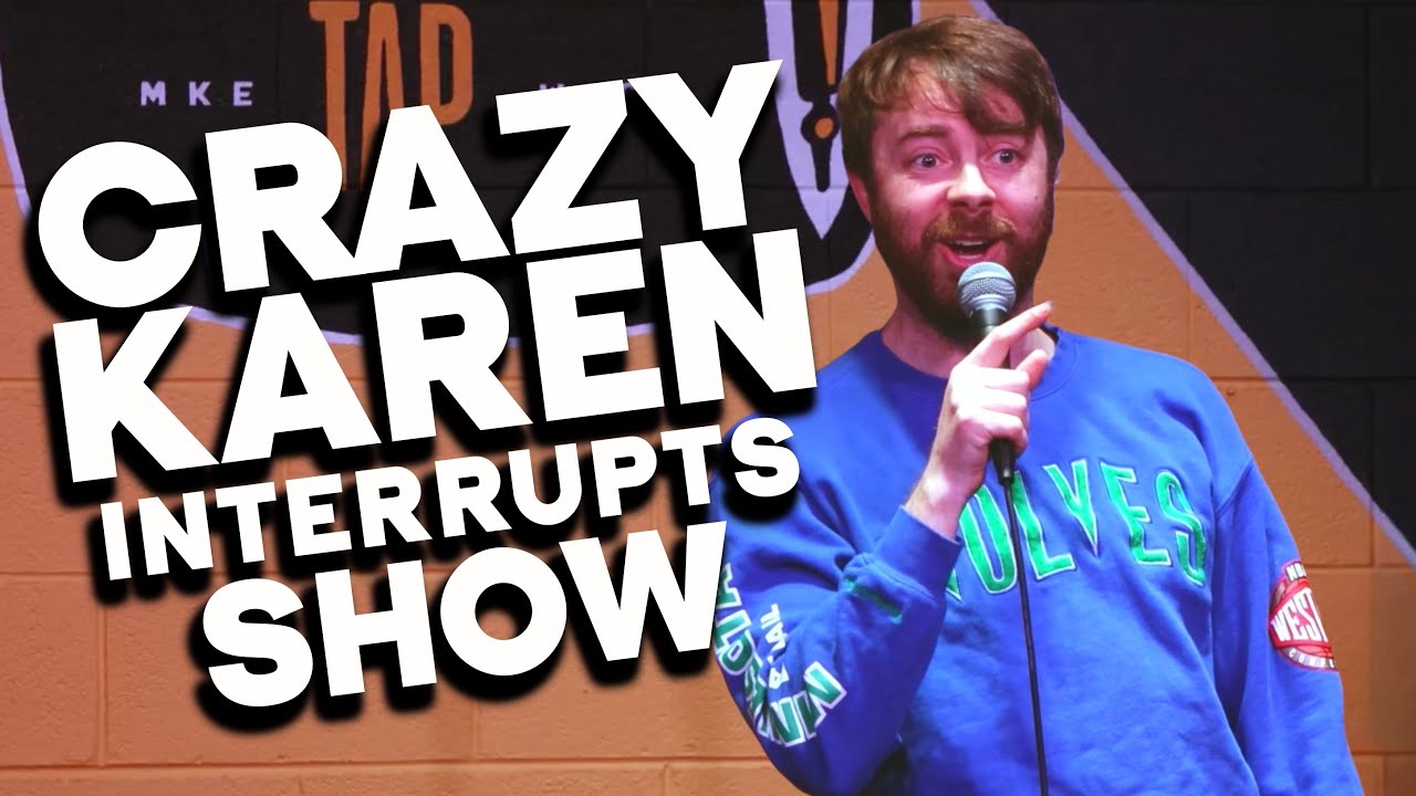 Белая женщина сходит с ума на комедийном шоу