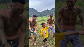 A kind boy helps two guys get clean