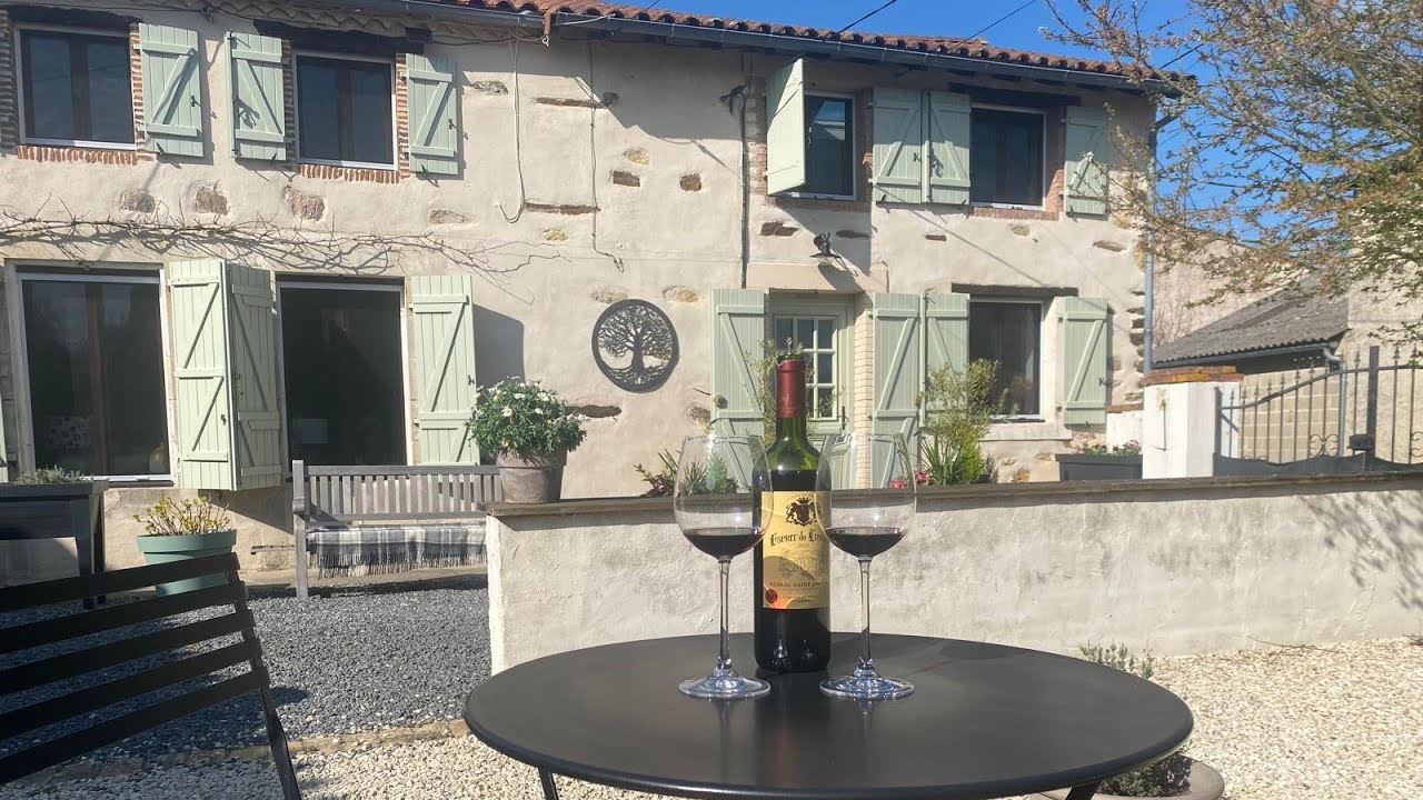 UNDER OFFER 175,000€ Very pretty well renovated house in a rural but convenient location