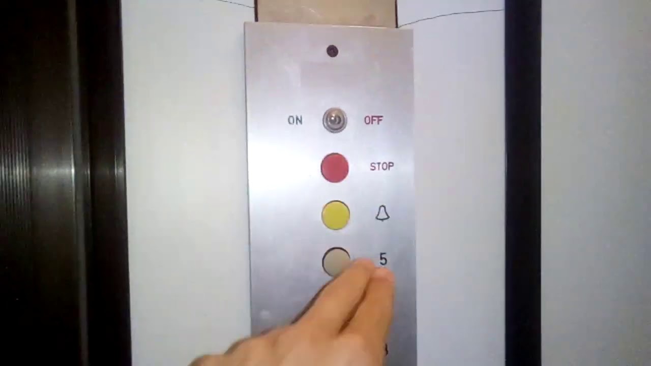 Ασανσέρ σε πολυκατοικία, στην Νίκαια (πήγα και στην μηχανή του)