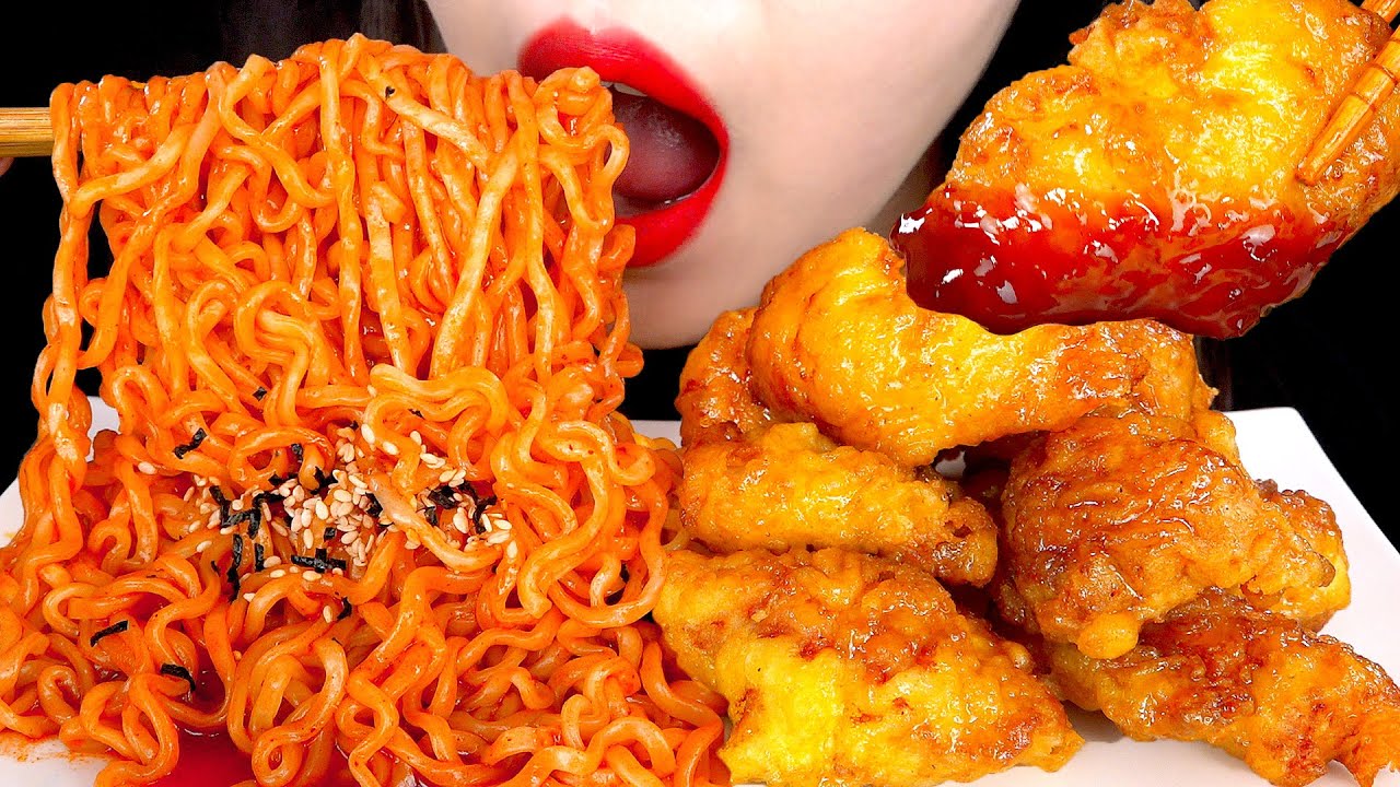 ASMR SPICY FIRE NOODLES HONEY FRIED CHICKEN 교촌 허니순살치킨 불닭볶음면 먹방 MUKBANG EATING SOUNDS 咀嚼音 | ZOEY ASMR