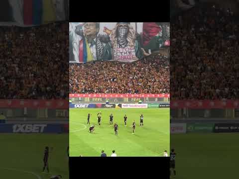 لاعبو الأهلي يحيون جماهير الترجي