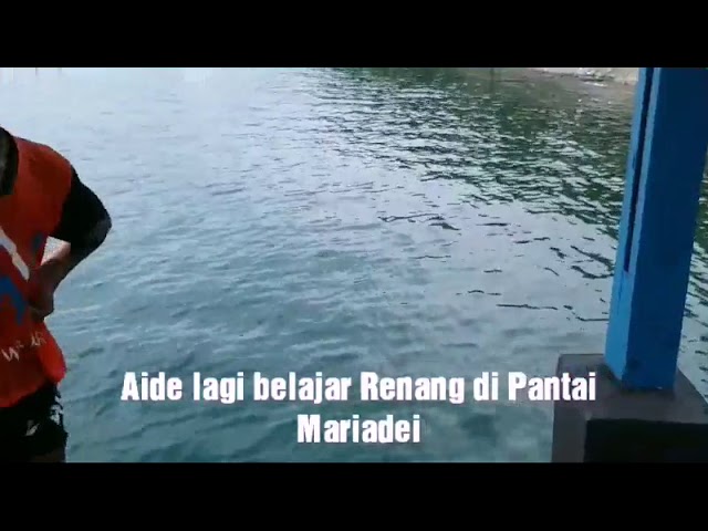 Mandi di Pantai Mariadei Serui Papua class=