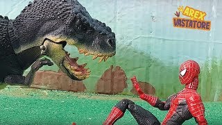 Arex e Vastatore 🦖 Lo scontro con Spiderman 🕷️ [Clip Dinosauri Detective] screenshot 2