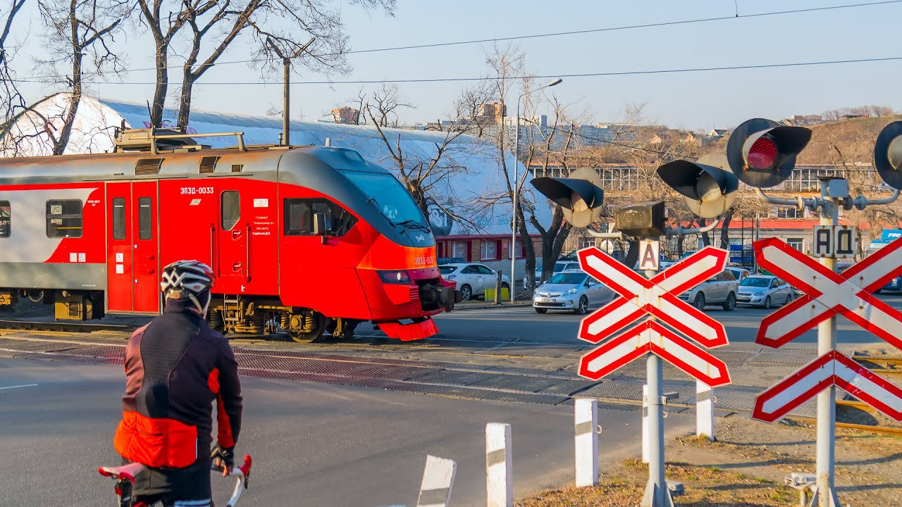 ЖЕЛЕЗНАЯ ДОРОГА. Электричка медленно с гудками проходит ж/д переезд на Военке