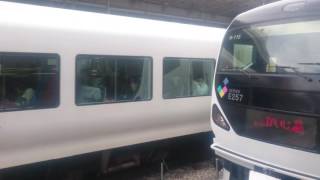 新宿発かいじ号🚃M102編成E257系あずさ開通50周年記念ラッピング車両です🚃💨