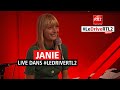 Janie interprète &quot;Petite blonde&quot; en live dans #LeDriveRTL2 (14/09/21)
