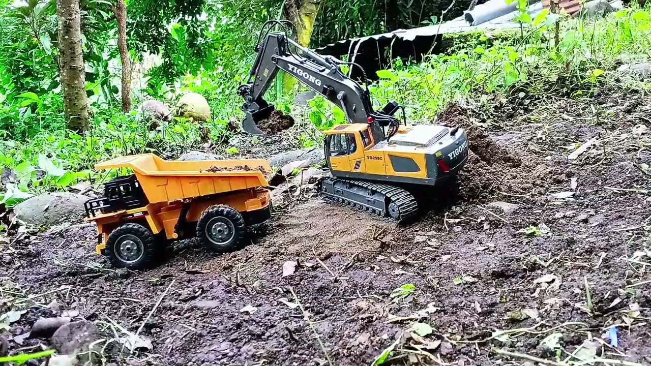 RC Excavator YG258C Memuat Pasir Ke Atas Dump Truck