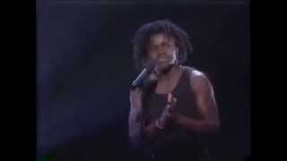 Video thumbnail of "Tracy Chapman - A Change Is Gonna Come  (Motown 30th What's Going On - 1990)"