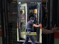 板橋公車故障卡路中！十數名員警＋實習生「烈日下救援」齊心排除事故