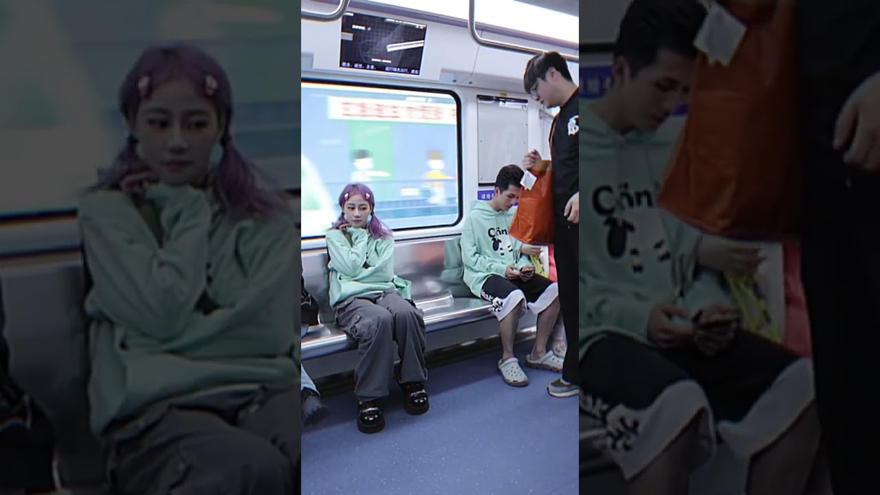 地鐵上撞衫，還是情侶款🤣