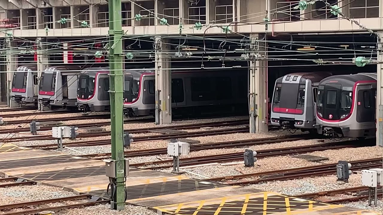 荃灣綫 M-train A231/A246，A247/A232，A265/A270，Q-train A609/A610，A611/A612，A613/A614 停泊在荃灣車廠