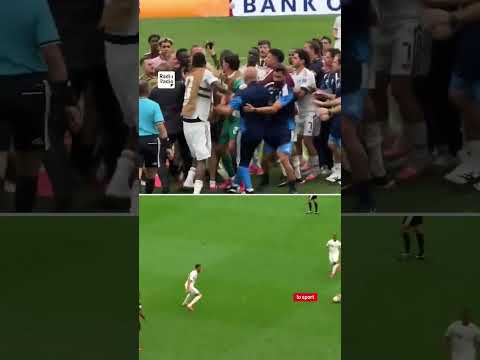 Video MONDIALI, TERRIBILE INFORTUNIO PER KONÉ: SCOPPIA LA RISSA IN CAMPO