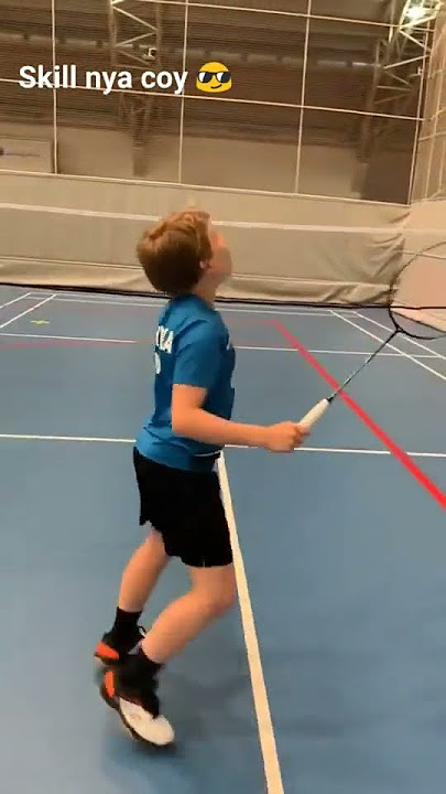 Anak ini bisa main badminton dengan raket tali 8, skillnya gila coy