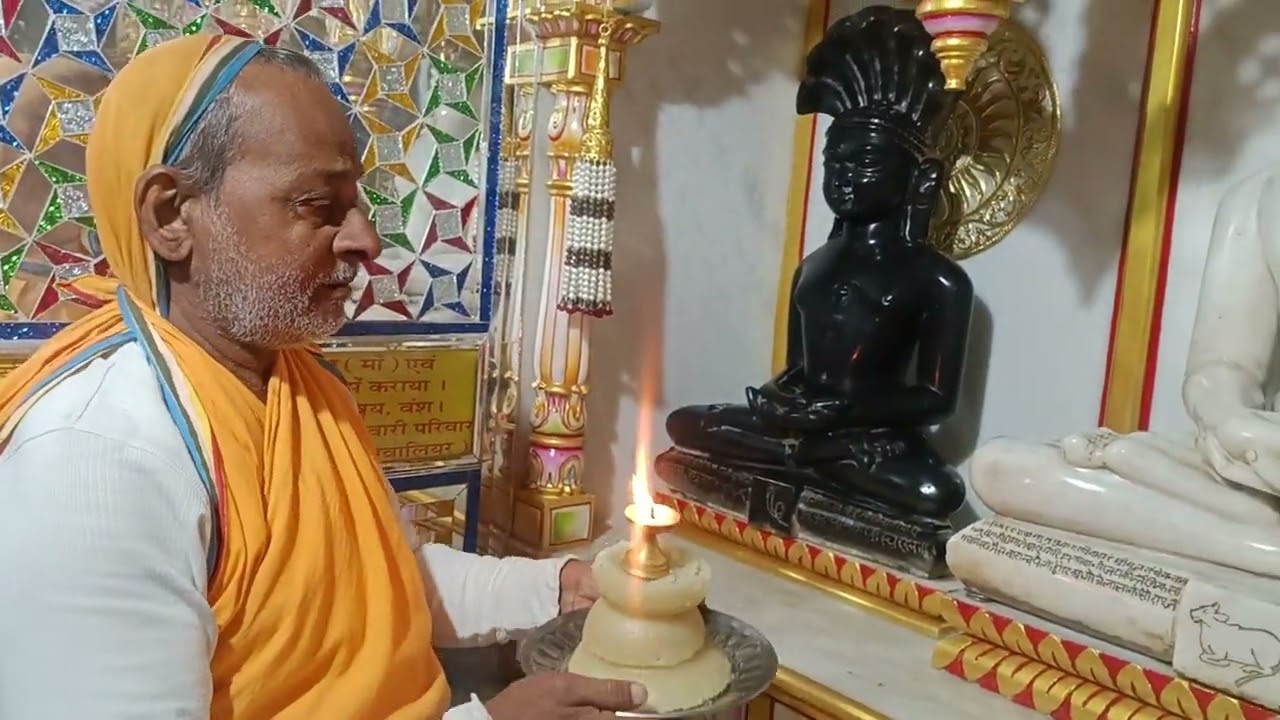 निर्वाण दिवस पर लाडू अर्पित 