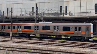 【209系M75編成 OM出場前構内試運転に伴う送り込み試運転（車体保全）】JR東日本209系500番台ｹﾖM75編成が試運転幕で警笛を鳴らして発車するシーン（2025.9.8.10:37）