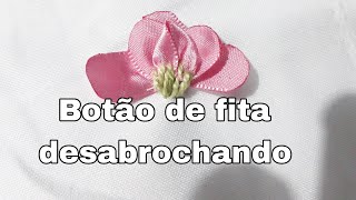 BOTÃO DE CETIM DESABROCHANDO.Como fazer um botão de fita de cetim desabrochando?