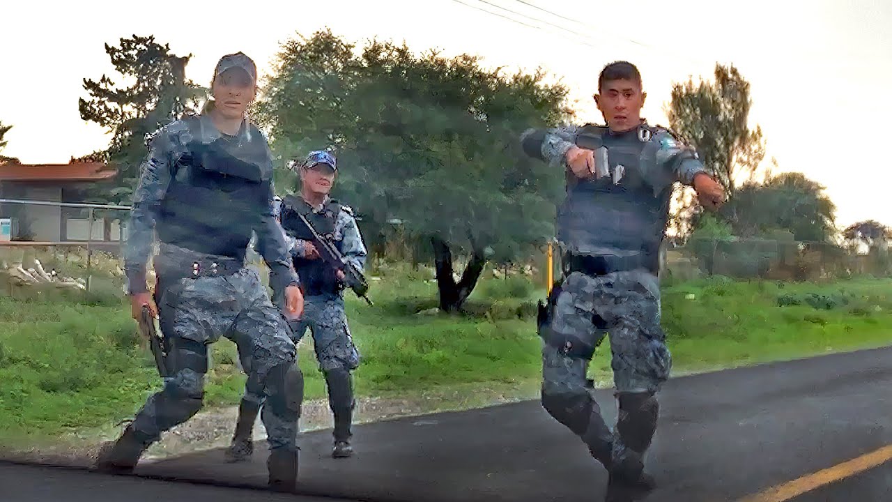 Нечестные полицейские в Мексике достают оружие на незаконном контрольно-пропускном пункте!