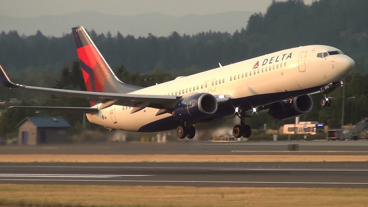 Delta Air Lines N3772H 737-800 Takeoff Portland Airport (PDX)