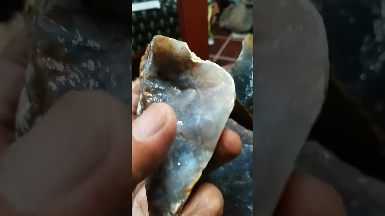 Gem-Info-Guide, white to indigo bluish chalcedony rare micro crystal quarzt 