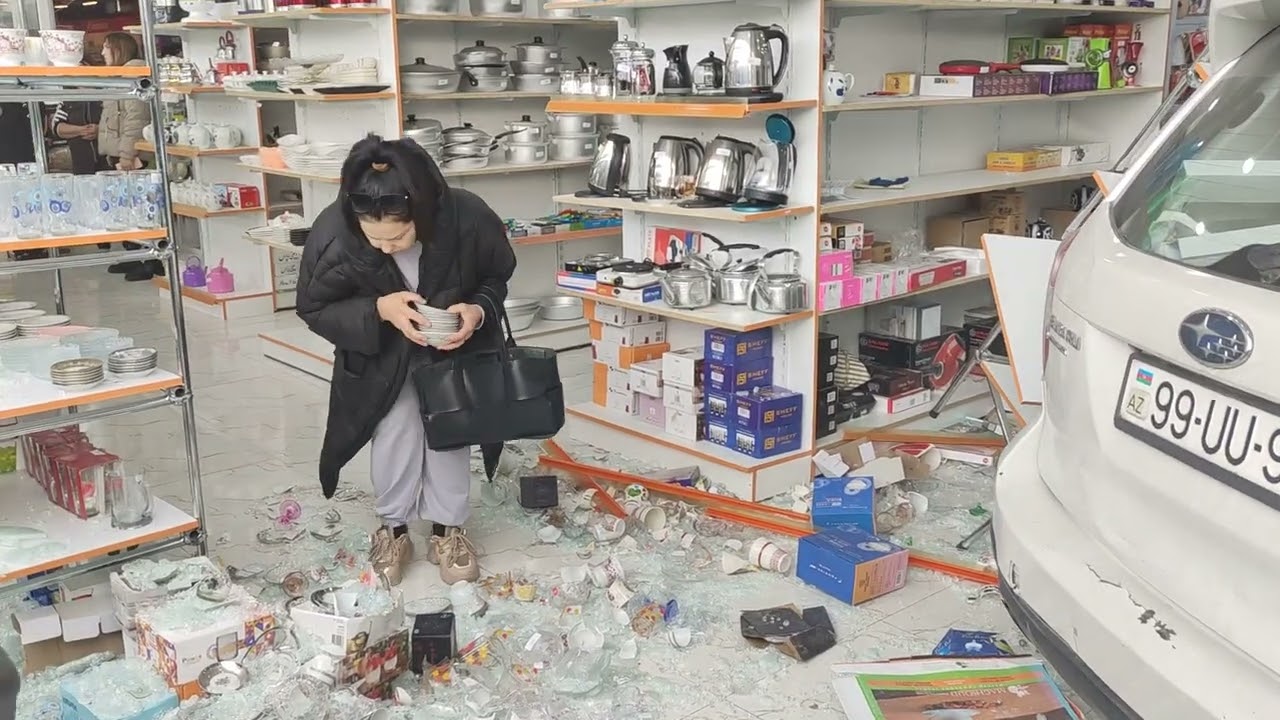 Qadın sürücü avtomobili ticarət mərkəzinin içinə sürdü! Xaçmazda qəza!