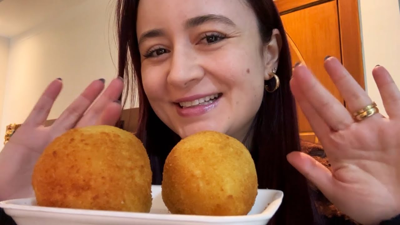 ASMR: COMENDO COXINHA CREMOSA DE FRANGO (SEM FALA I CASEIRINHO)