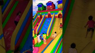 Dua Adik Kecil Lompat Gembira Lihat Kakak Naik Di Jalur Kuning Istana Balon Tayo Seru