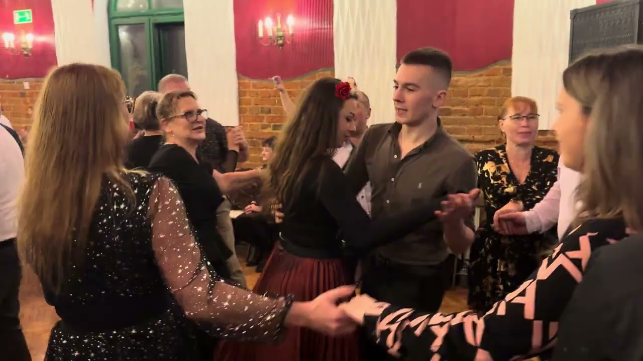 15.Luty.2026r.Arek rozkręca kółeczko na potańcówce z kapeli Bursów w Szydłowcu 