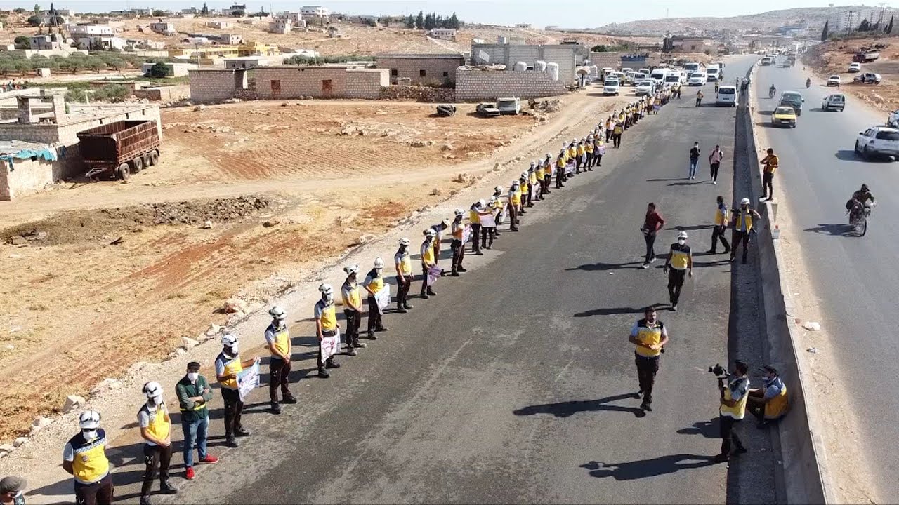 تشكيل سلسلة بشرية للتحذير من إيقاف المساعدات في معبر باب الهوى