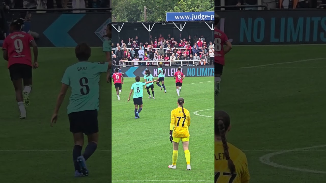 Grace Geyoro's first touch of the ball as a London City Lioness player. 