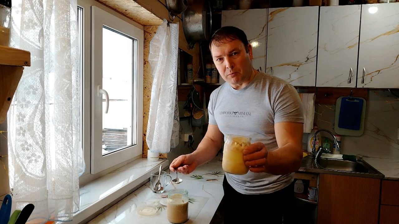 ОДИН В ДЕРЕВНЕ  РАБОТА КИПИТ  НАКОРМИЛ ЖЕНУ