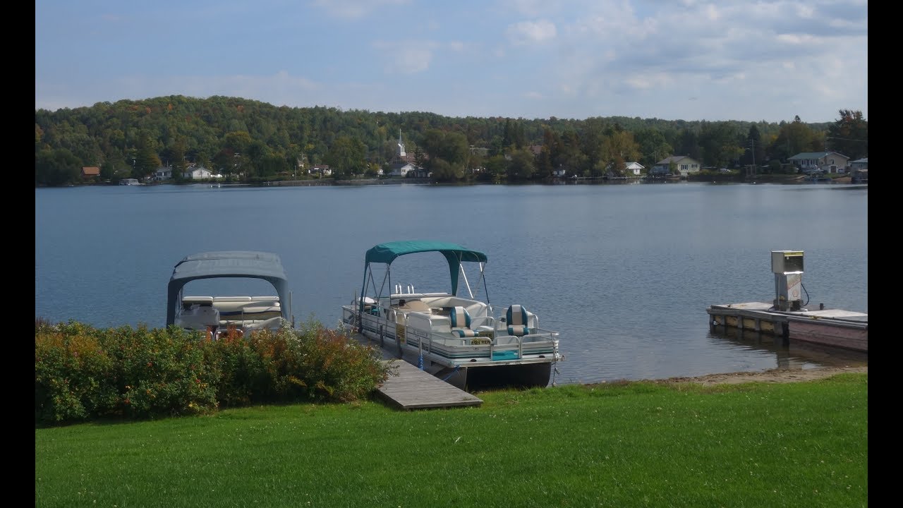 2019, Québec, Ballade en Bateau Sur Le Lac Blue Sea, en Automne, au